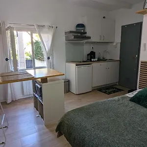 studio-contemporain-calme-pour-tout-faire-a-pieds.fr-provencehotel.com/